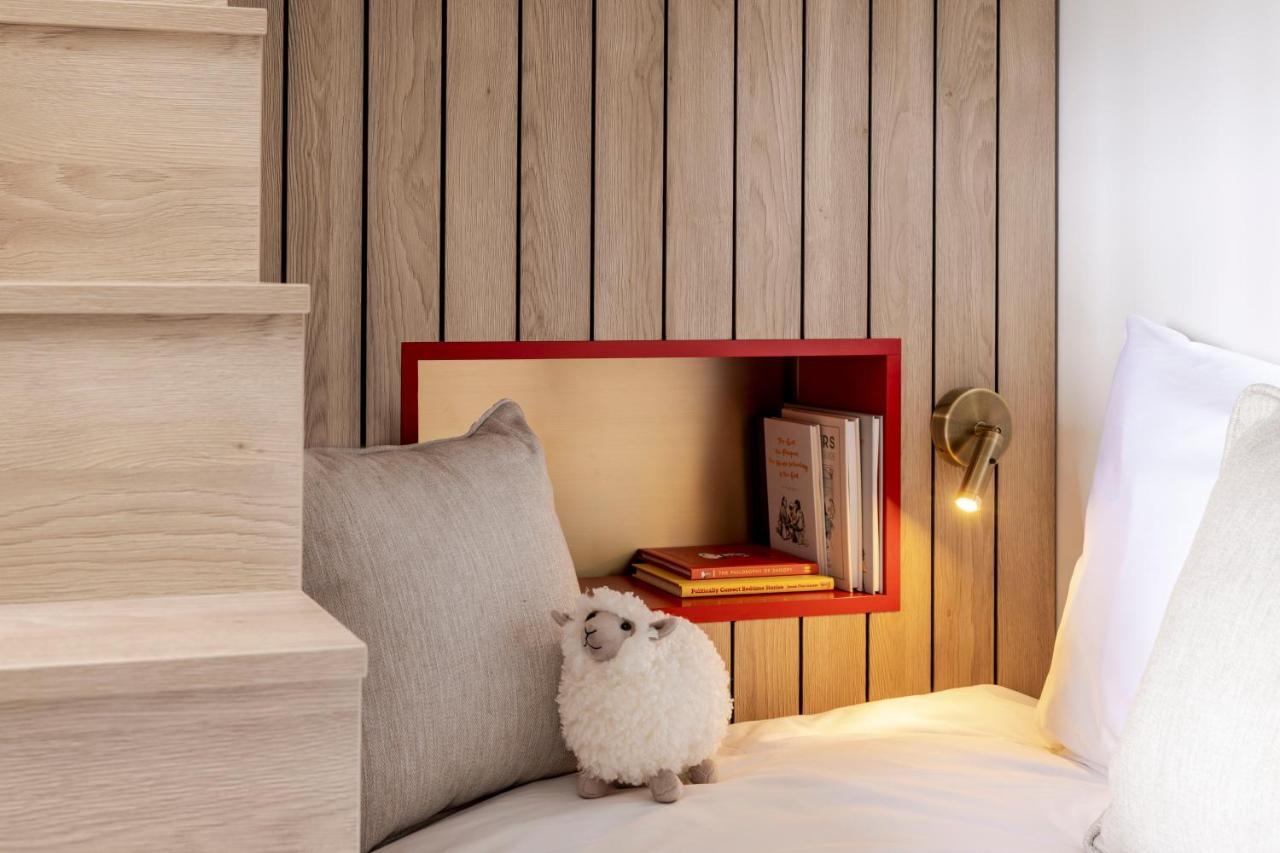 Virgin Hotels 爱丁堡 外观 照片 A white Bichon Frise