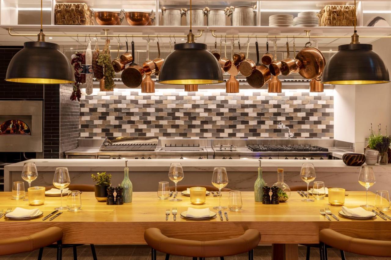 Virgin Hotels 爱丁堡 外观 照片 The open kitchen at The Ivy Temple Row