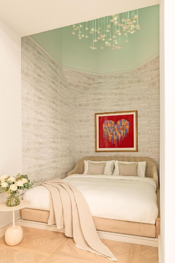 Virgin Hotels 爱丁堡 外观 照片 A bedroom with a bed